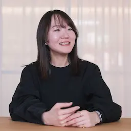 女性インタビュー写真