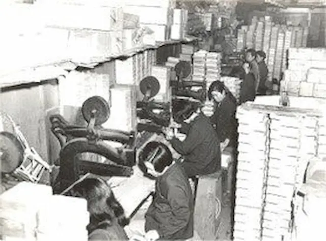 工場で作業する人々
