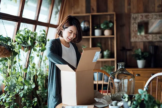 商品を開封する女性