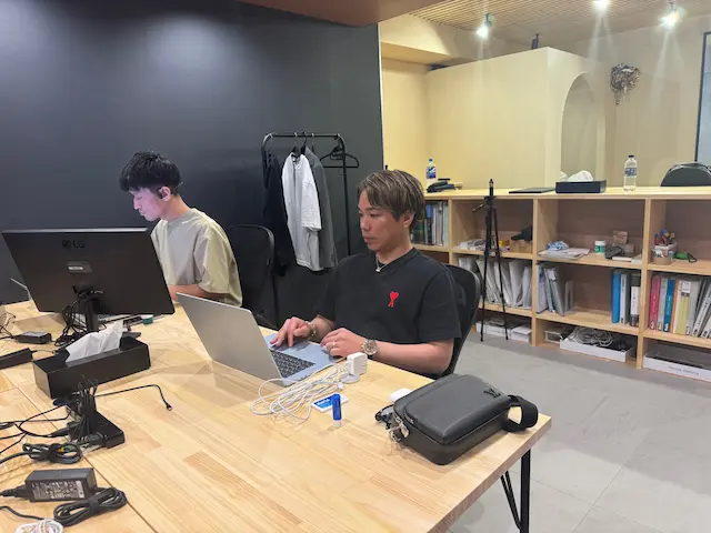 オフィスで作業中の様子