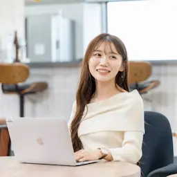ノートPCの女性