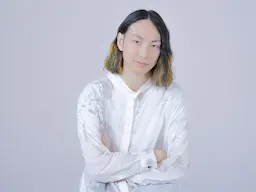 腕組みする男性写真