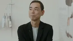 インタビュー中の男性