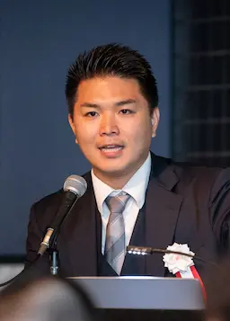 男性がスピーチ中