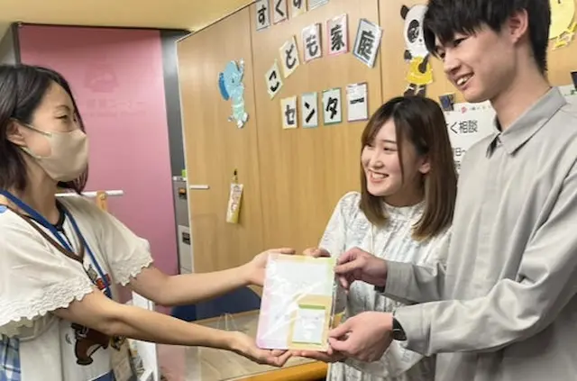 窓口でサプリ手渡し