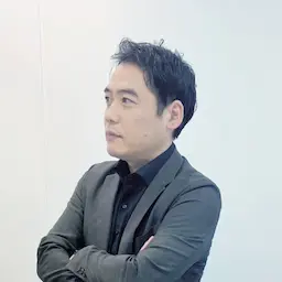 男性の横顔写真