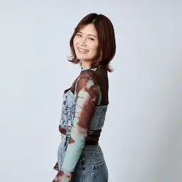 笑顔の女性ポートレート