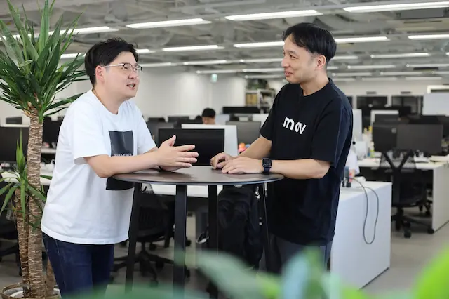 オフィスで会話する二人