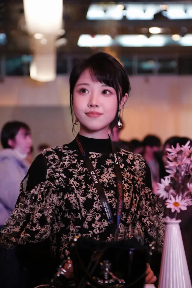 イベント会場の女性