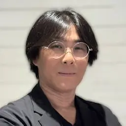 眼鏡をかけた男性の写真