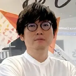 白シャツの男性写真