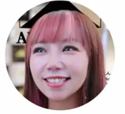 女性の笑顔アップ写真