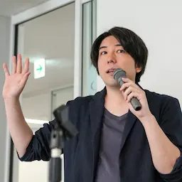 男性がマイクで講演