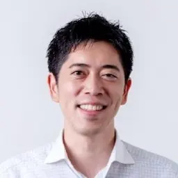 男性の笑顔の写真