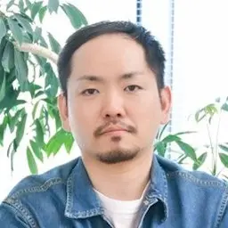 男性の真顔の写真