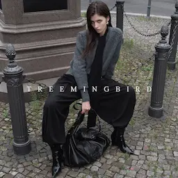 モデルが座るファッション写真