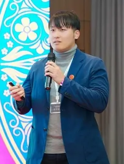 登壇者の男性写真