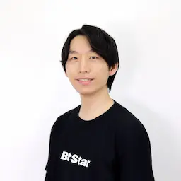 黒Tシャツの男性