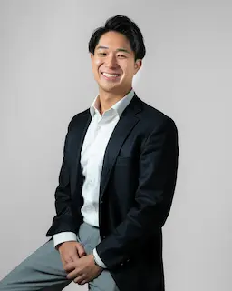 スーツ姿の男性写真
