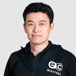 黒パーカーの男性写真