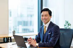 オフィスの男性