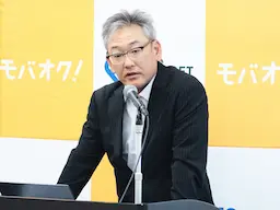 スーツ姿の男性登壇者