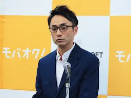 スーツ姿の男性登壇者