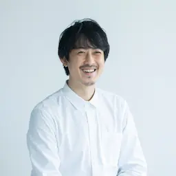 白シャツの笑顔