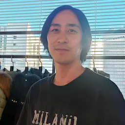 窓辺の男性