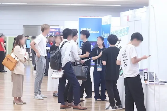 展示会場の交流風景