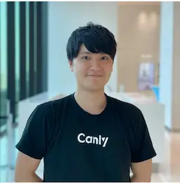 カンリーTシャツの男性