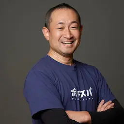 笑顔の男性の写真