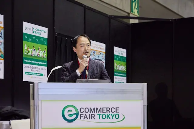 講演中の登壇者