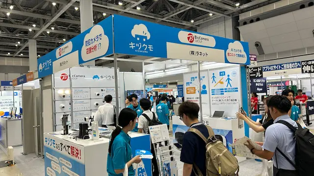 来場者が集う展示ブース