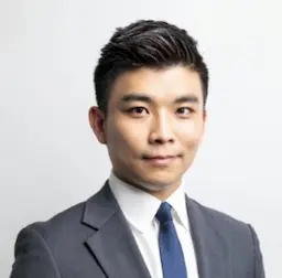 スーツ姿の男性写真