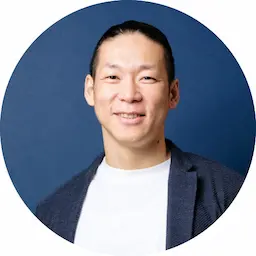 笑顔の男性写真
