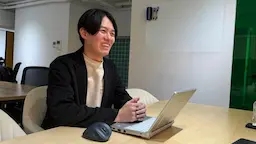 インタビュー中の男性