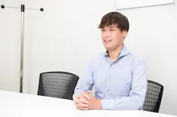 インタビュー男性写真