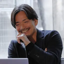 笑顔の男性登壇者