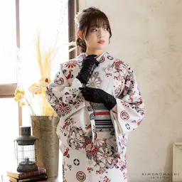 着物姿の女性と黒レース手袋