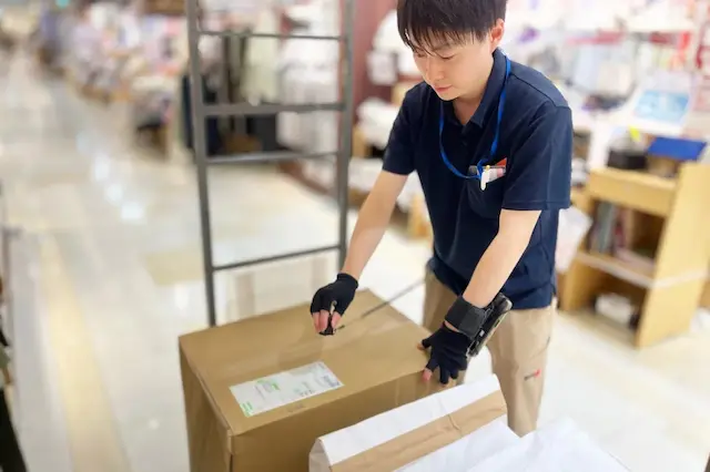 物流現場で作業中