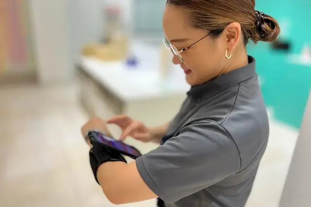 アプリ操作中の作業員