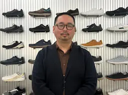 男性とシューズの壁