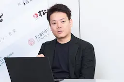 インタビュー中の男性