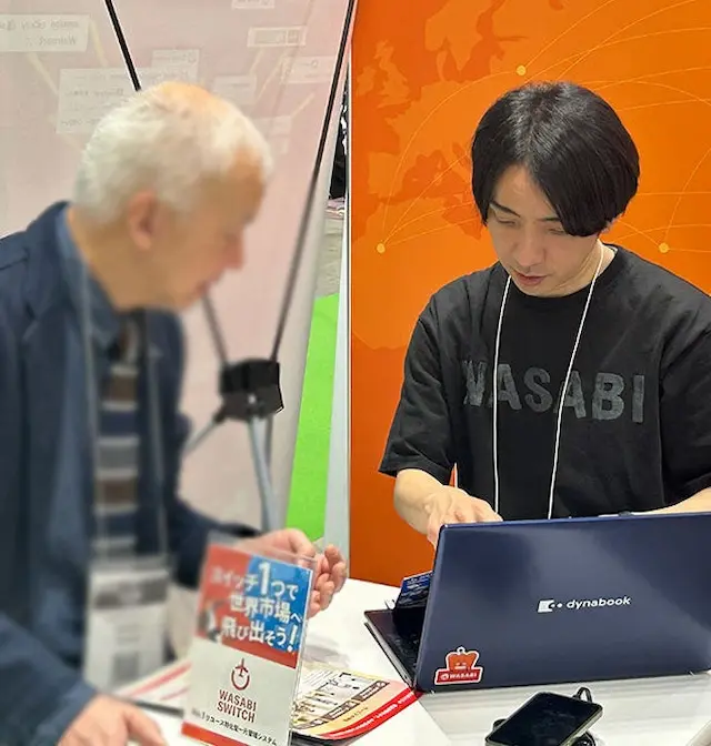 ブースでの商談風景